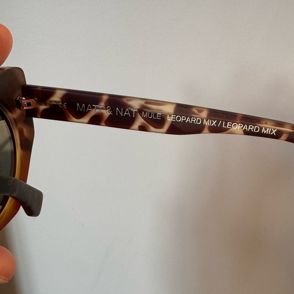 MATT&NAT MULE - LEOPARD ROUND SUNGLASSES - Picture 6 of 11